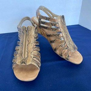 A2 by Aerosole Wedge sandal Gold snake, size 8.5W